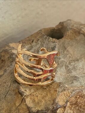 5/$10❤️❤️❤️New Contemporary Gold Tone Zinc Alloy Wave Open Band Ring
